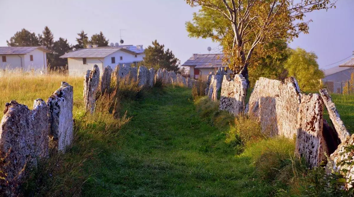 Una strada rurale in Lessinia.