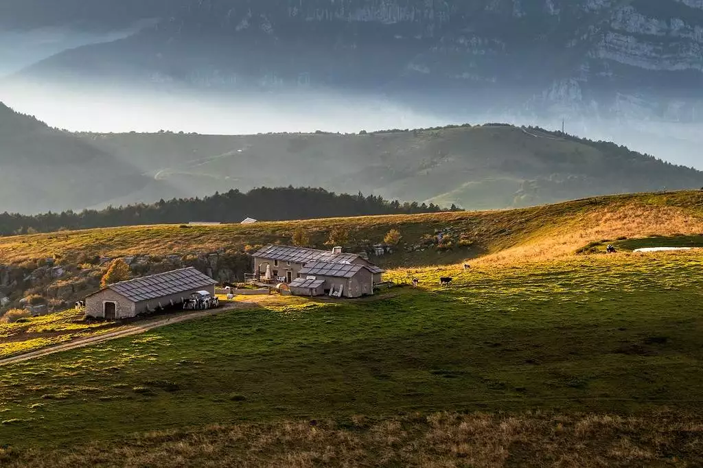 Un'azienda agricola negli alti pascoli della Lessinia (Foto Malvezzi)