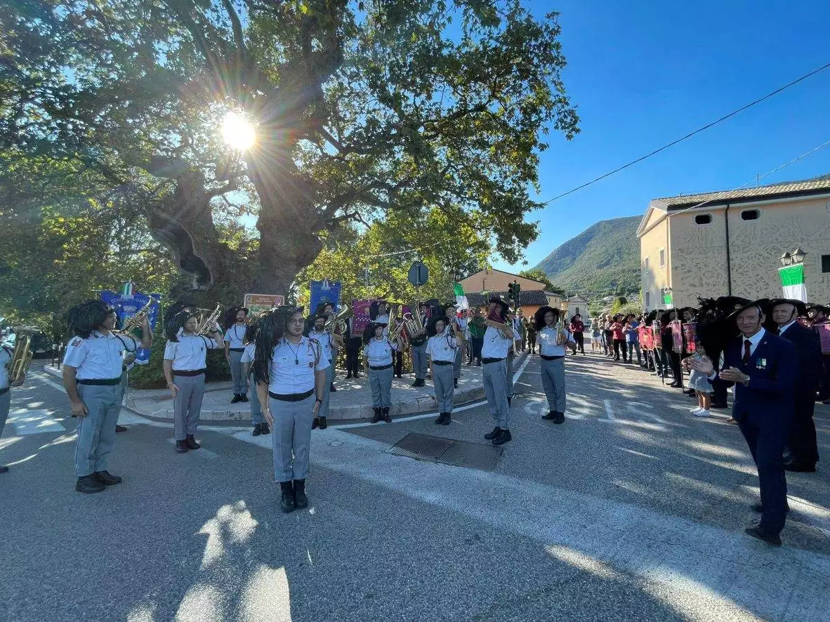 La fanfara di Bersaglieri di Padova sotto al maestoso platano.