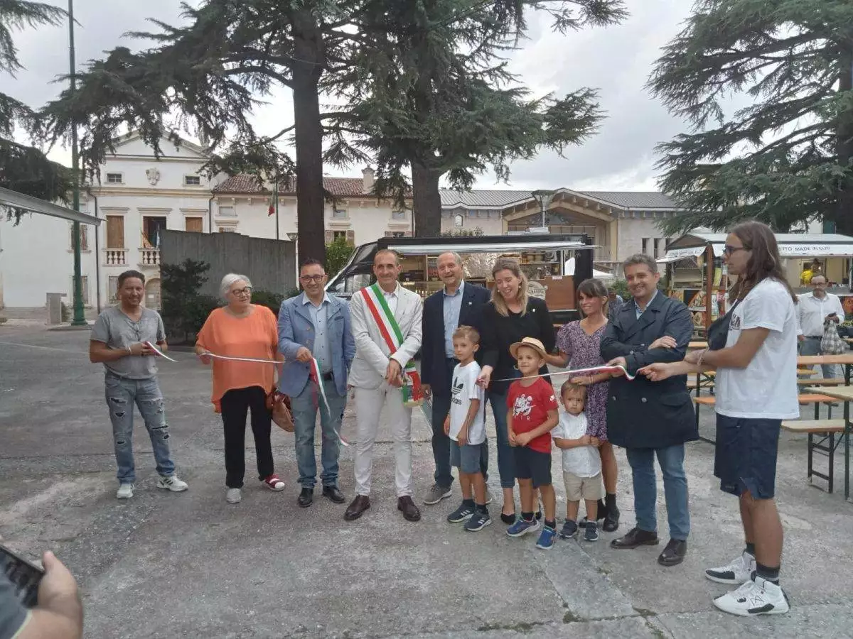 Il taglio del nastro della manifestazione.