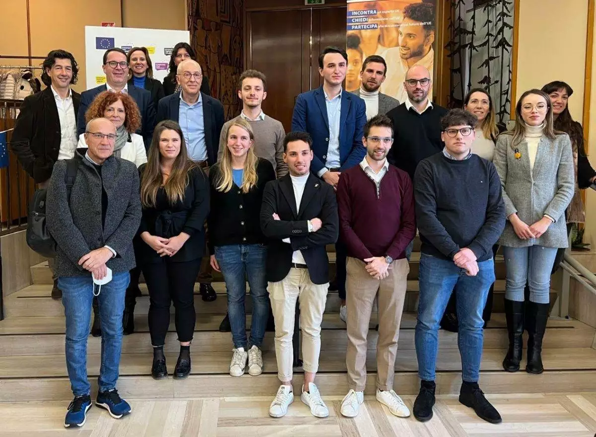 La foto di gruppo dell'evento conclusivo di Belluno. Per il GAL Baldo-Lessinia presente la direttrice Elisabetta Brisighella, la collaboratrice Sofia Boscaini e due giovani partecipanti, Paola Beccherle e Nicola Peretti.