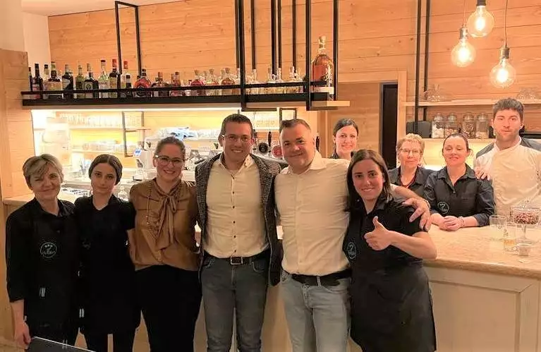 Raffaello Campostrini assieme al titolare allo staff del Ristorante Pizzeria da Icio a Fosse.