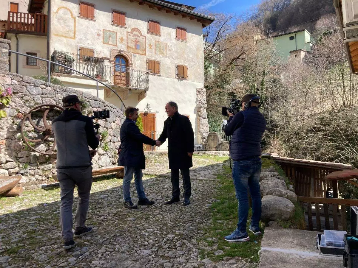 La stretta di mano tra Ermanno Anselmi e il sindaco di Selva Cappelletti.