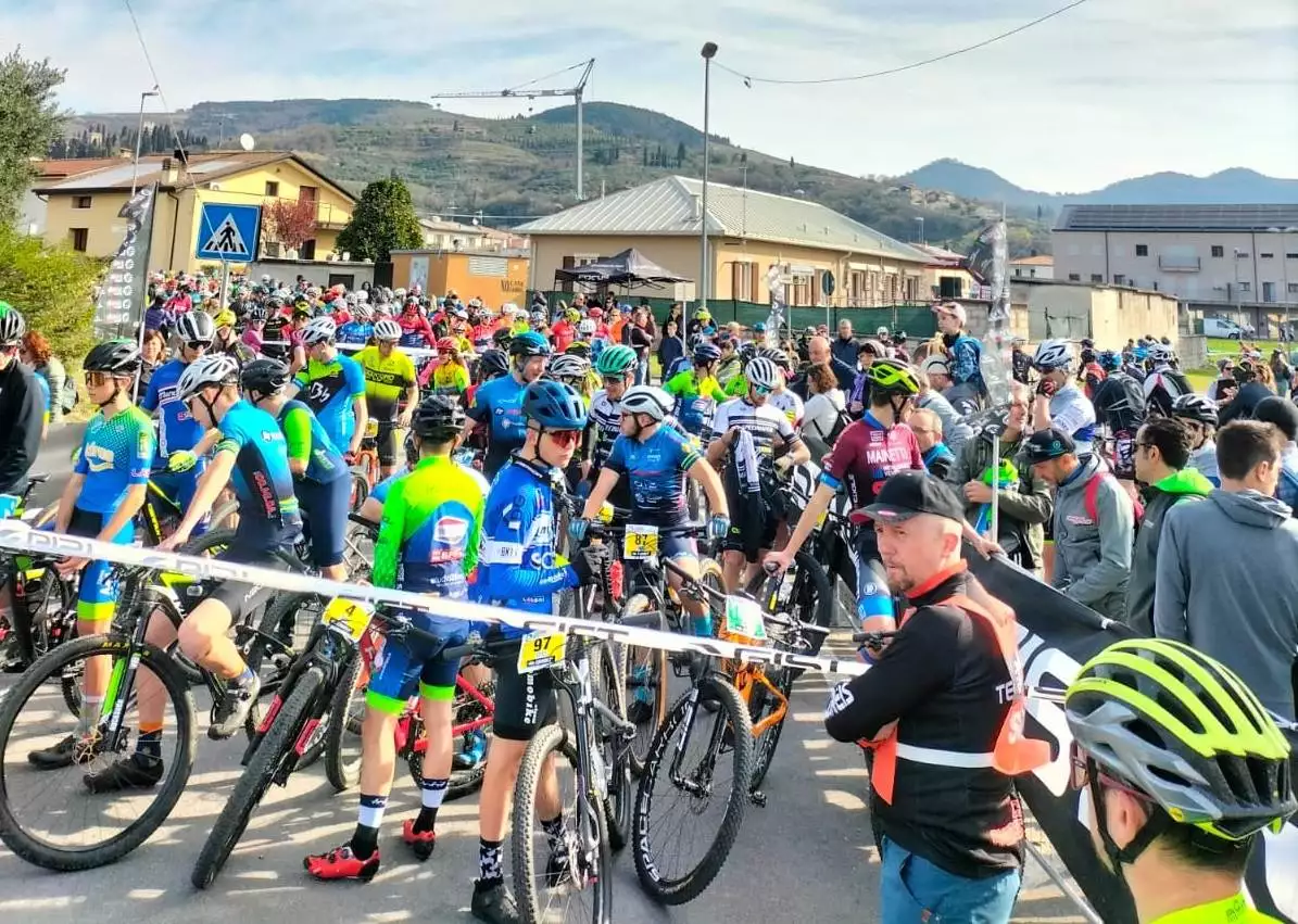 I concorrenti della Gran Fondo Tre Valli 2023 sul nastro di partenza.