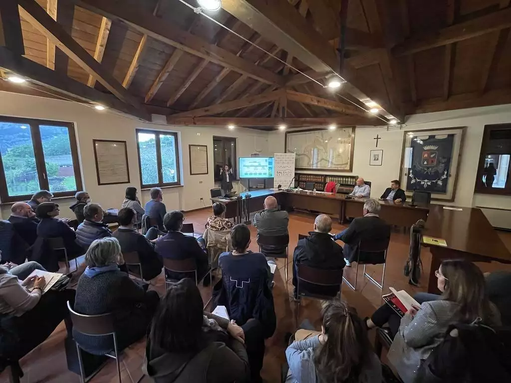 Il pubblico intervenuto nella sala civica a Dolcè in occasione della presentazione di Disegnando F.U.T.U.R.A.