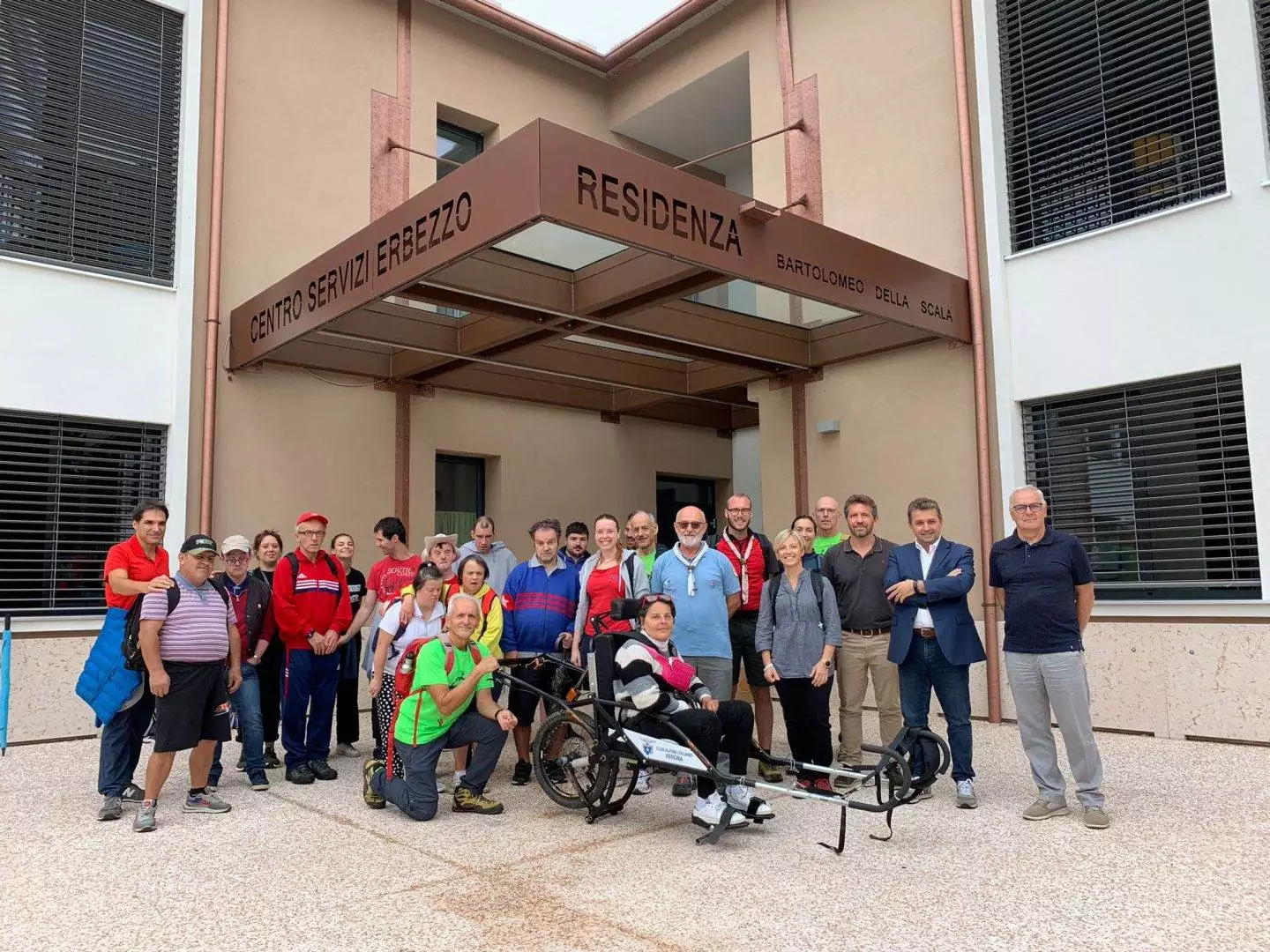 Foto di gruppo davanti alla Residenza Bartolomeo della Scala