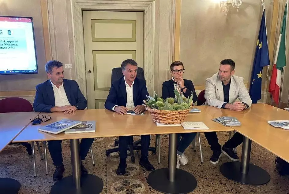 Ermanno Anselmi, Maurizio Castellani, Carla Giacomazzi e Fabio Castellani nella Sala del Consiglio a Villa Nichesola.