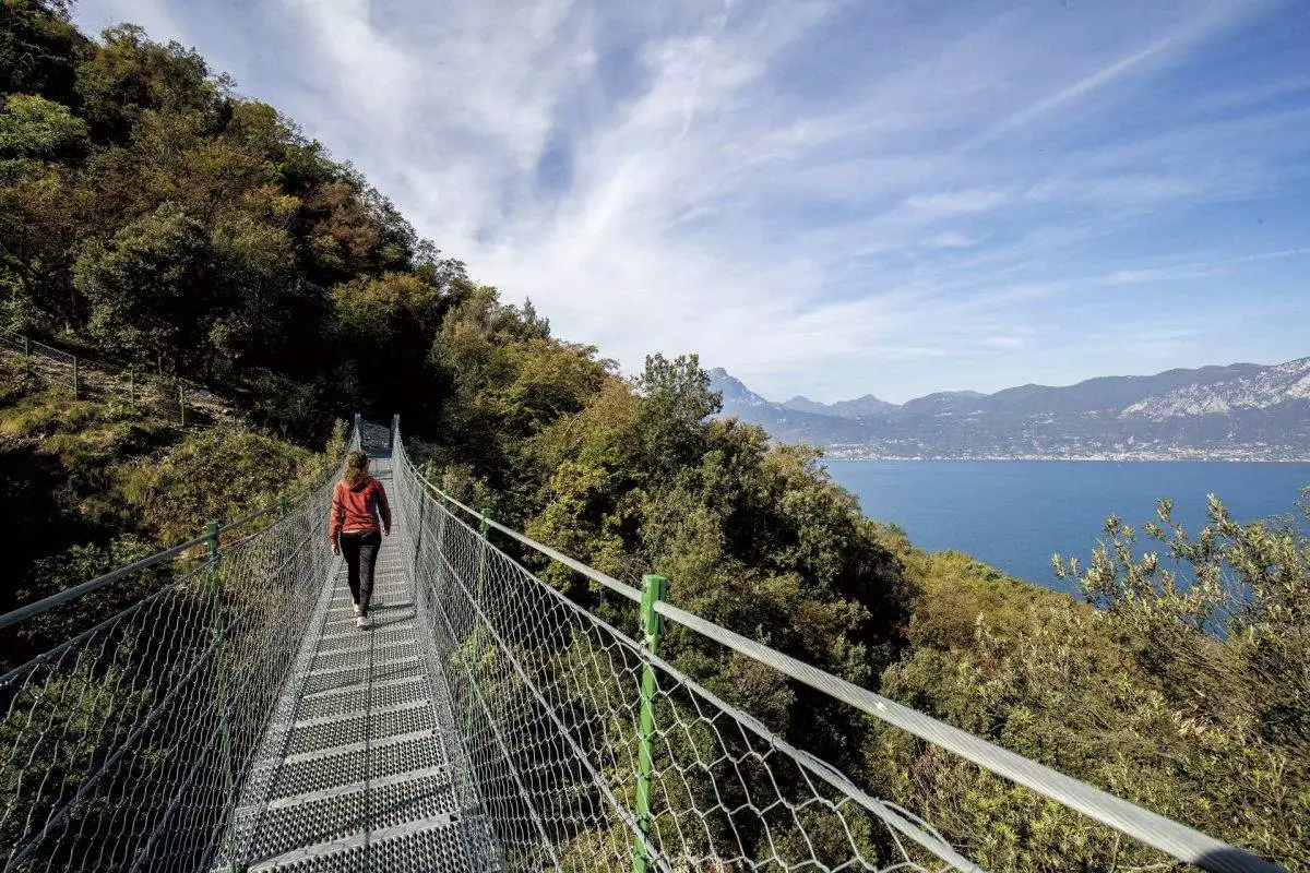 Il ponte tibetano sul Monte Baldo. sullo sfondo il lago di Garda.