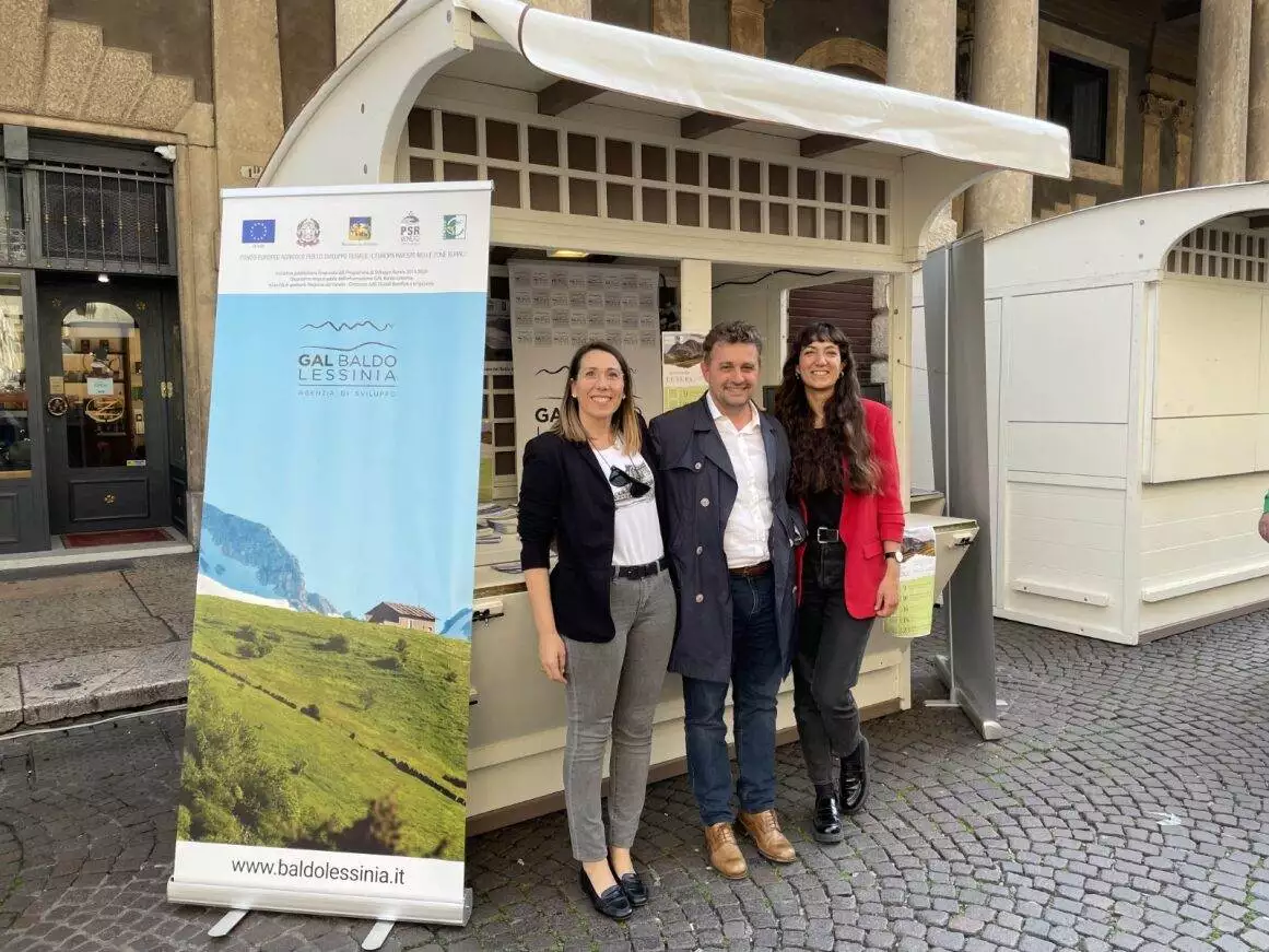 La direttrice Elisabetta Brisighella, il presidente Ermanno Anselmi e il tecnico di progettazione Sofia Boscaini allo stand nell'edizione 2023.