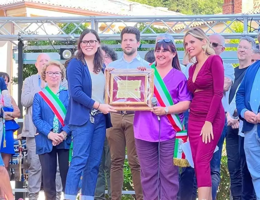 Il consigliere del GAL Dennis Pazzocco sul palco durante la consegna di un premio assieme alla consigliera provinciale Federica Losi.