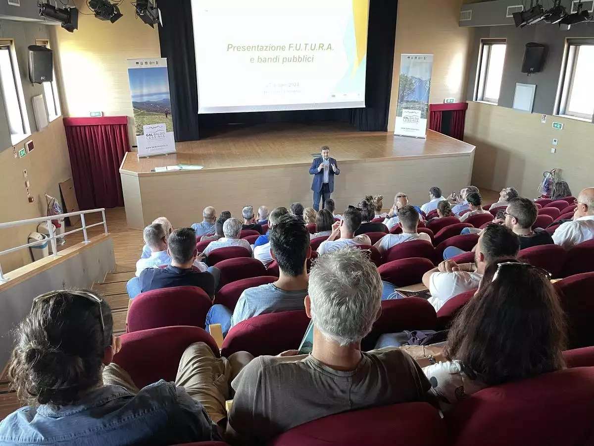 Ermanno Anselmi davanti al numeroso pubblico del Teatro San Nicolò, a Roverè veronese.