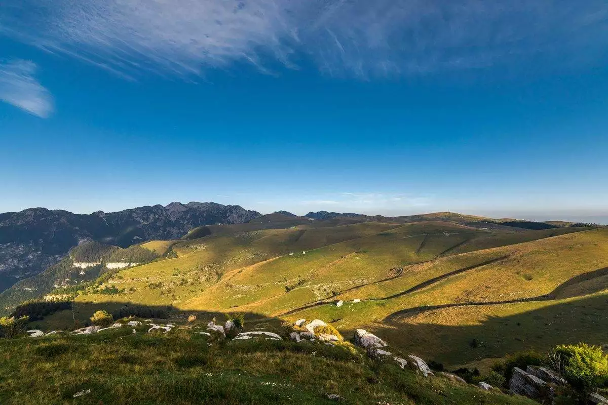 Un paesaggio degli Alti Pascoli della Lessinia (Foto Marco Malvezzi).