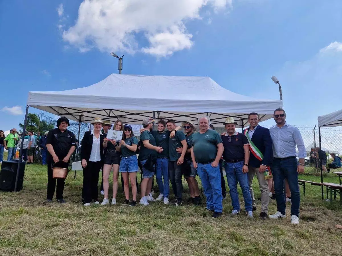 I membri di giuria e la autorità insieme ai vincitori dell'ottava edizione del Palio: Erbezzo.