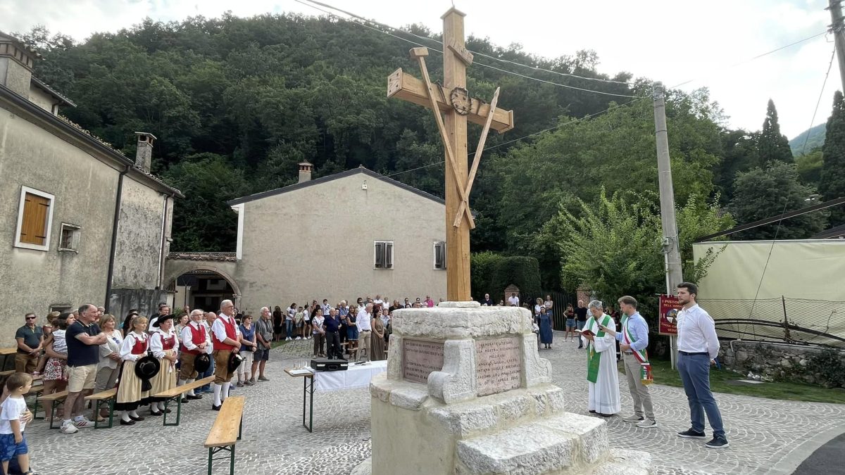 La comunità di Badia Calavena stretta attorno alla croce. (Foto Marino Marangoni)