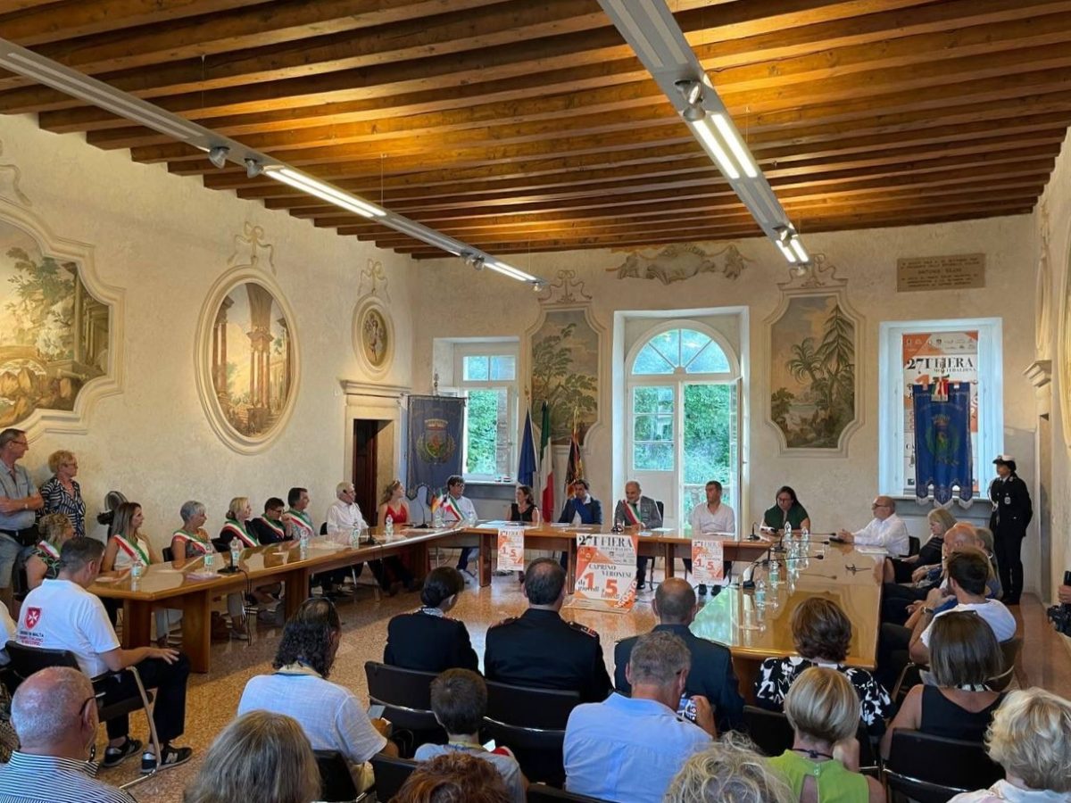 La cerimonia di inaugurazione a Palazzo Carlotti.