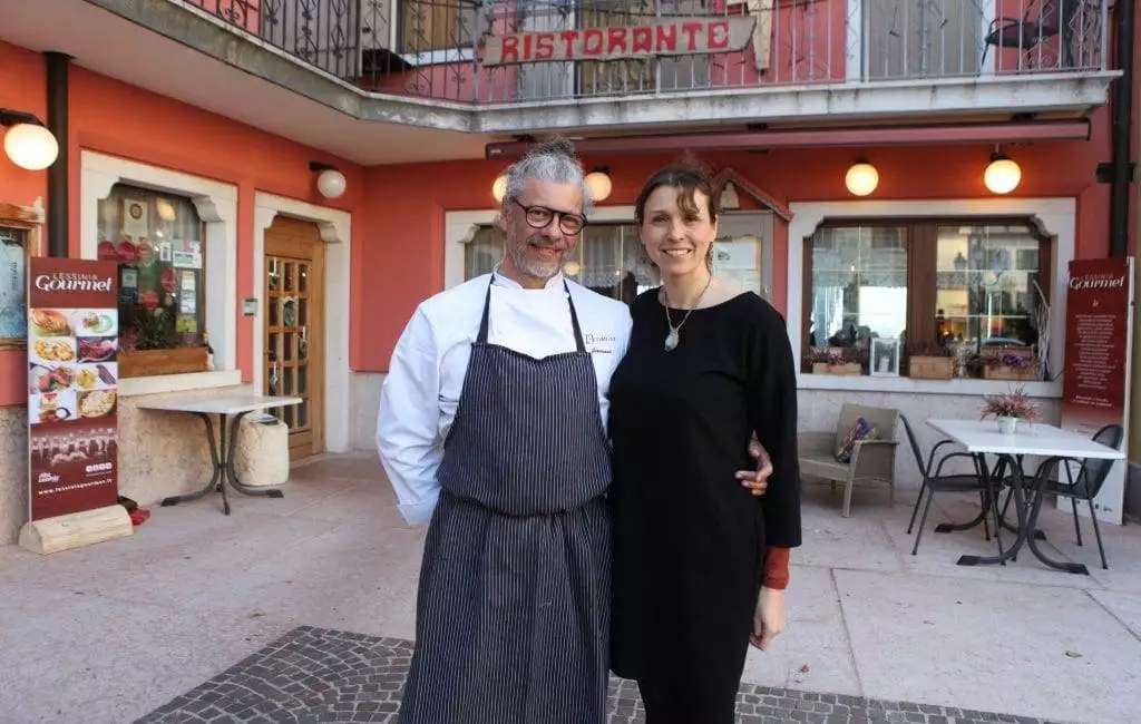 Giovanni assieme alla moglie davanti al ristorante a Velo.